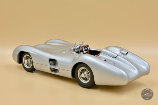 CMC M-044 Mercedes-Benz W196 Stromlinienwagen 1955, Dreiviertelansicht vorne links, weitere Perspektive, Modellauto im Massstab 1:18