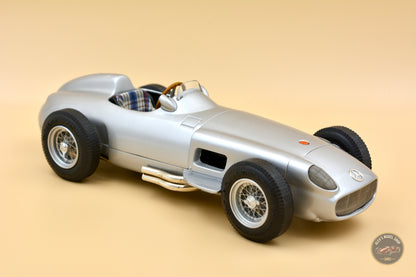 CMC M-006 — Mercedes-Benz W196 Monoposto 1954, rear three-quarter view, 1:18 scale diecast model
