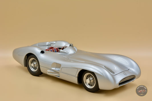 CMC M-044 Mercedes-Benz W196 Stromlinienwagen 1955, Dreiviertelansicht vorne links, Modellauto im Massstab 1:18