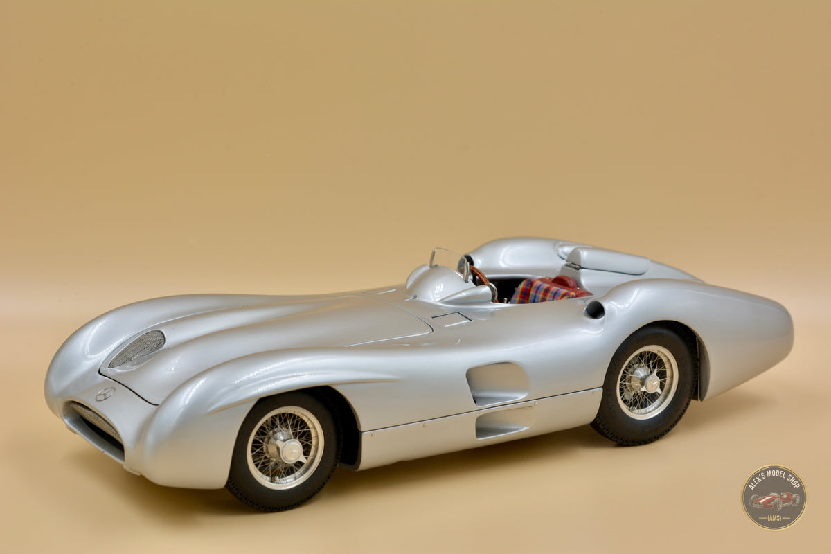 CMC M-044 Mercedes-Benz W196 Stromlinienwagen 1955, Dreiviertelansicht vorne rechts, Modellauto im Massstab 1:18