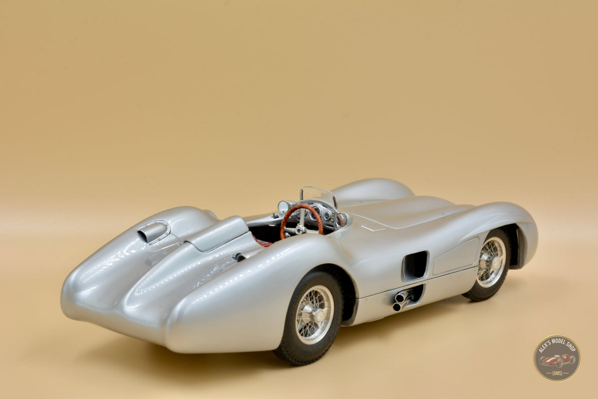 CMC M-044 Mercedes-Benz W196 Stromlinienwagen 1955, Dreiviertelansicht hinten rechts, Modellauto im Massstab 1:18