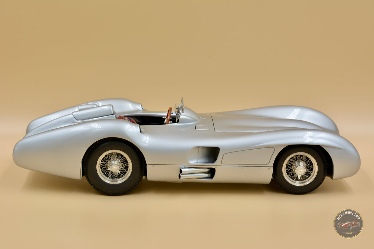 CMC M-044 Mercedes-Benz W196 Stromlinienwagen 1955, Seitenprofil links, Modellauto im Massstab 1:18