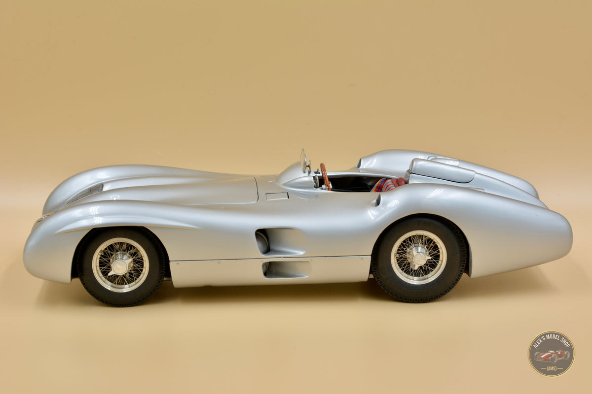 CMC M-044 Mercedes-Benz W196 Stromlinienwagen 1955, Seitenprofil links, weitere Perspektive, Modellauto im Massstab 1:18