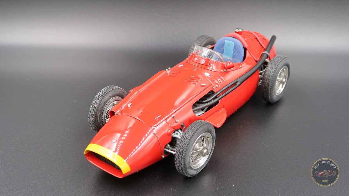 CMC M-051 Maserati 250F 1957, Dreiviertelansicht von vorne mit gelbem Nasenring, weitere Perspektive, Modellauto im Massstab 1:18