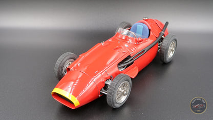 CMC M-051 Maserati 250F 1957, Dreiviertelansicht von vorne mit gelbem Nasenring, weitere Perspektive, Modellauto im Massstab 1:18
