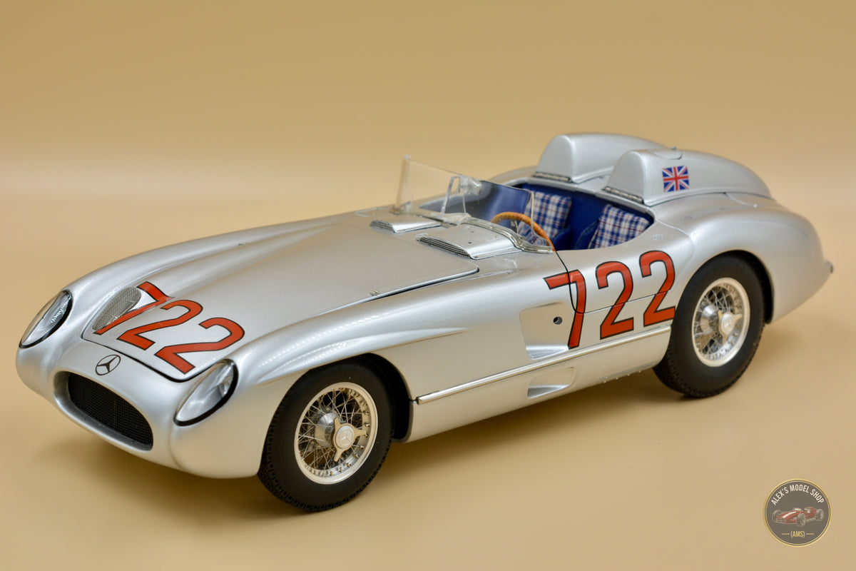 CMC M-066 Mercedes-Benz 300 SLR 1955, Stirling Moss #722, Sieger Mille Miglia, Dreiviertelansicht vorne rechts, weitere Perspektive, Modellauto im Massstab 1:18